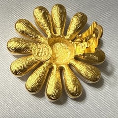 VTG GIVENCHY DAISY ONE CLIP ON EARRING