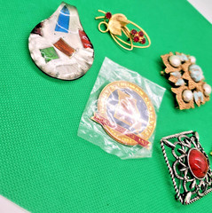 Vintage Brooch & Lapel Pin Lot Sarah Coventry Christmas Tree True Friends, heel