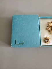 VTG. Lisner matching brooch and clip earrings -orig. box, stunning set