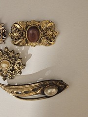 5 Brooches Vintage One Signed AAi