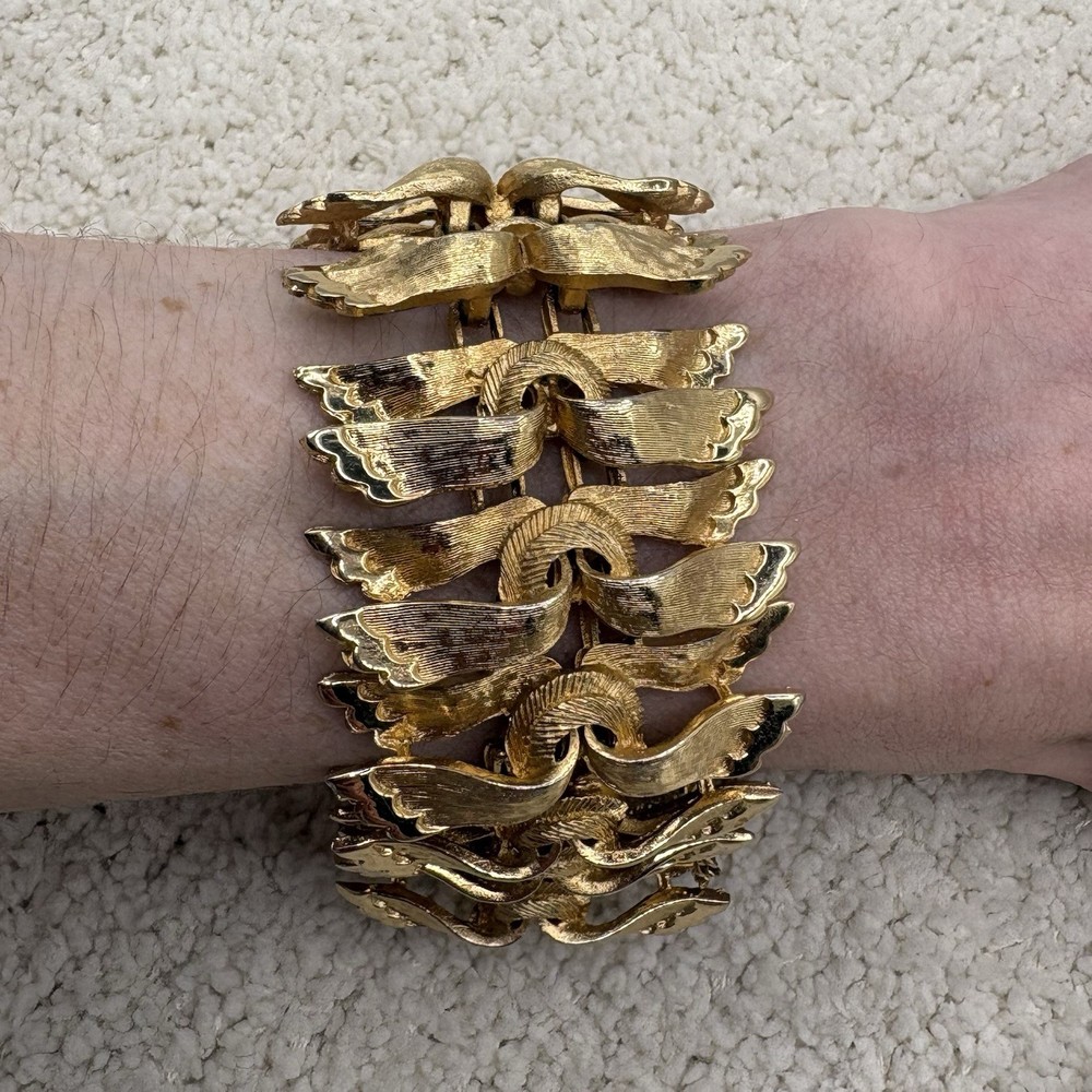 Vintage Francois Wide Gold Tone Ribbon Link Bracelet Textured Statement Panel