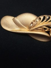 TONA 1970s RARE Matte Gold Tone DERBY DAY Hat With Feather & Faux Pearl Brooch