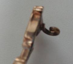 VICTORIAN GOLD SHIELD BAR PIN WITH GREAT DETAIL ON TOP LENGTH 2,5: C CLOSURE