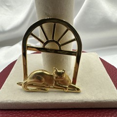 Vintage JJ CAT ON THE WINDOW gold toned brooch. See pics. Signed.
