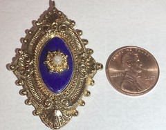 VICTORIAN STYLE GOLDEN METAL WITH BLUE STONE FAUX PEARL PENDANT Free Shipping