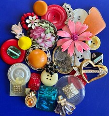 30PC VTG FLOWER PIN craft LOT,Mixed Media FLORAL ART,repurpose,HOLIDAY CRAFTS