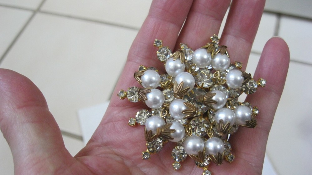 Vintage Clear Rhinestone Faux Pearl Bead Flower/Snowflake Gold Tone Pin Brooch