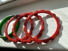 Lot Of 4 Vintage Green Leaf & Marbled Red Daisy Carved Bakelite Bangle Bracelets