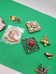 Vintage Brooch & Lapel Pin Lot Sarah Coventry Christmas Tree True Friends, heel