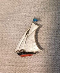 Vintage Lot Of Pins That Vary In Value & Collectibilty All In Good Condition.