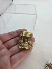 Vintage Wishing Well Brooch Movable Gold Tone 1.75″