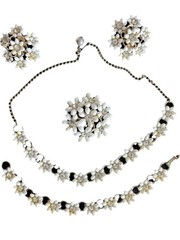 Vtg White Daisy Necklace Bracelet Brooch Earrings Parure Set Gold Toned Gift Box