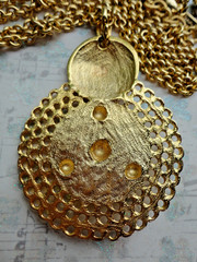 VTG SIGNED CASUAL CORNER GOLDTONE ETRUSCAN STYLE FILIGREE MEDALLION NECKLACE