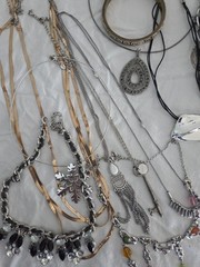 Vintage Mixed Lot of Multicolor Necklaces. Assorted models. 20+ pieces