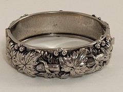 Vintage Silver Tone Repousse Grape Leaves Vine Bangle Bracelet Jewelry Hinged