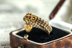 ANTIQUE VICTORIAN ENGLISH 15K GOLD HAIR MOURNING RING w/ TINY HEART CHARM c1850