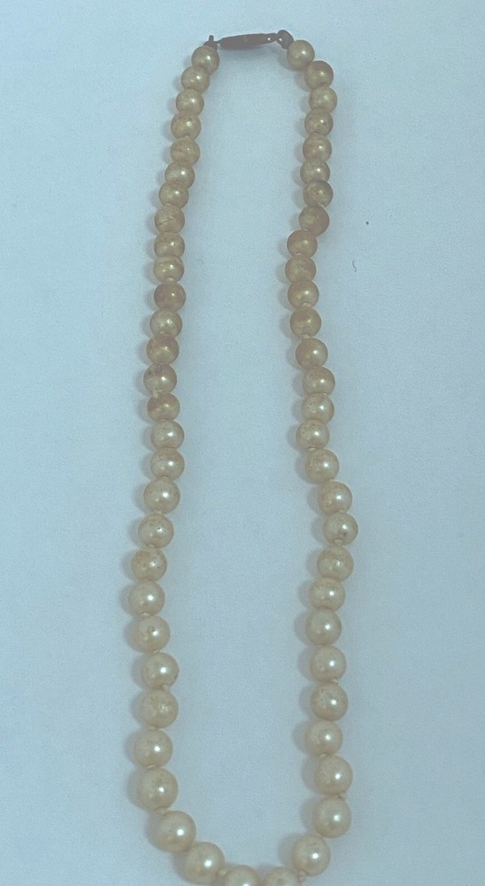 Antique Pearl Necklace With Oval Closure Beige Classy Style 16″ Creamy White