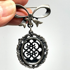 Vintage Romantic Victorian Style Bow Pin Brooch Wearable Picture Frame Dangling