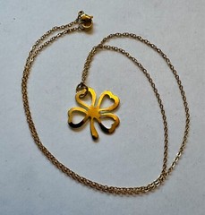Vintage shamrock 4 four leaf clover gold tone charm pendant 1 ” necklace 18″ GP