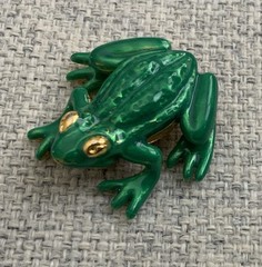 Metropolitan Museum of Art Signed MMA MAd Gold Tone Green Enamel Frog Brooch Pin