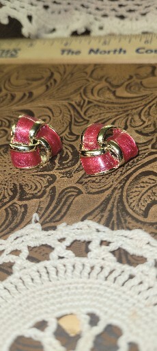 VINTAGE Red & Gold Unbranded Enamel Metal Alloy Clip-on Earrings Great Condition