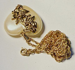 Romantic Vintage Heart Pearl Pendant Long Goldtone Rope Chain Necklace 28 Inch
