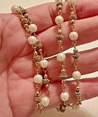 STUNNING VINTAGE SIGNED REVLON PEARL GOLD TONE STATION 24″ NECKLACE CLASSIC