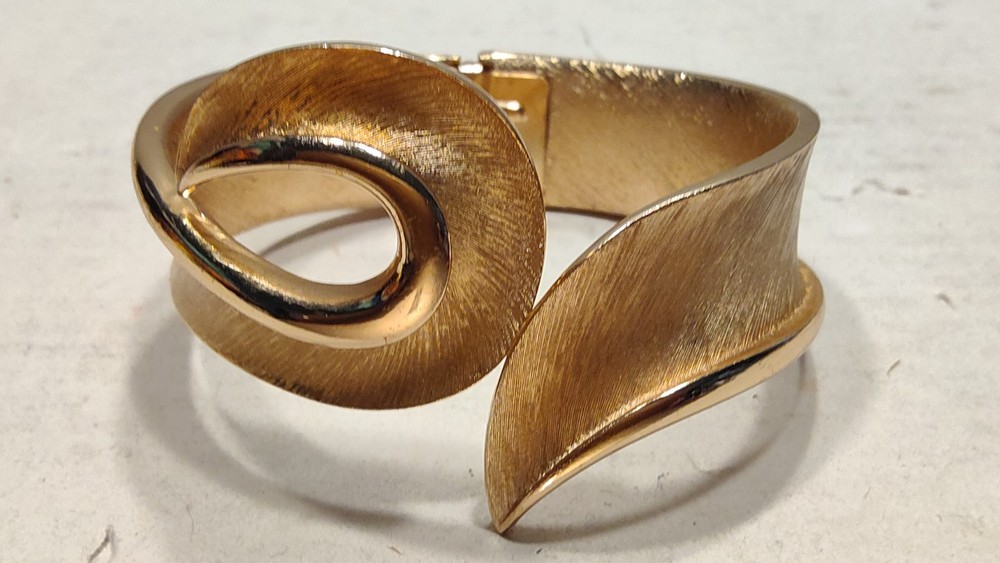 Vintage Trifari Crown Gold Tone Metal Hinged Clamp Bracelet