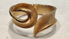 Vintage Trifari Crown Gold Tone Metal Hinged Clamp Bracelet