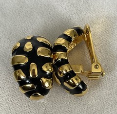 Vtg Signed Graziano Raised Gold Tone Design & Black Enamel Clip On Earrings 1”