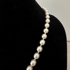 Vtg Simulated Pearl 9.8 mm 21″ Necklace with Gold Tone Filigree Clasp