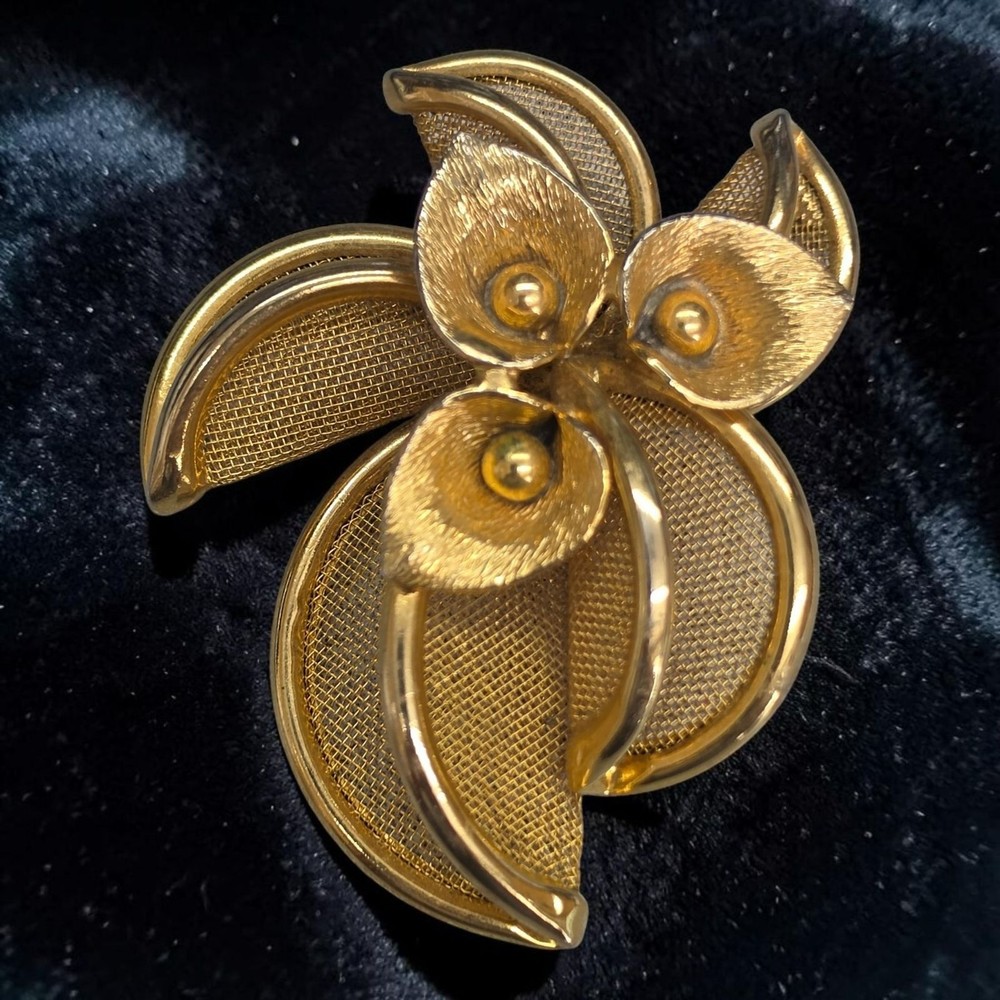 Vintage Hobe Gold-Tone Mesh Flower Brooch Pin Textured Calalily Design