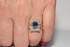 Vintage Circa 1980s 18k Gold Natural Diamond And Oval Cut Sapphire Ring