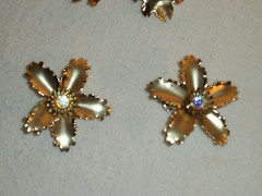 Beautiful Vintage Gold Tone Flower & Rhinestone Pin & Clip Earrings alloy metal