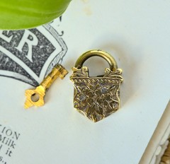 TINY ANTIQUE VICTORIAN ENGLISH 9K GOLD ORNATE PADLOCK CLASP PENDANT CHARM c1860