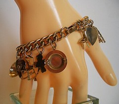 Vtg ’50s Gold Tone 15 Charms 7″ Bracelet Heavy Curb Link Chain Includes Ashtray