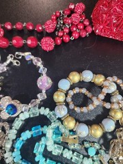Vintage jewelry set of 26 in vintage purse