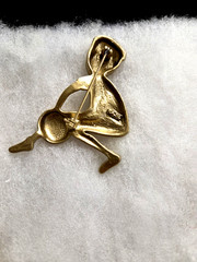 Vtg AJC brushed gold tone Basketball player sports Pin