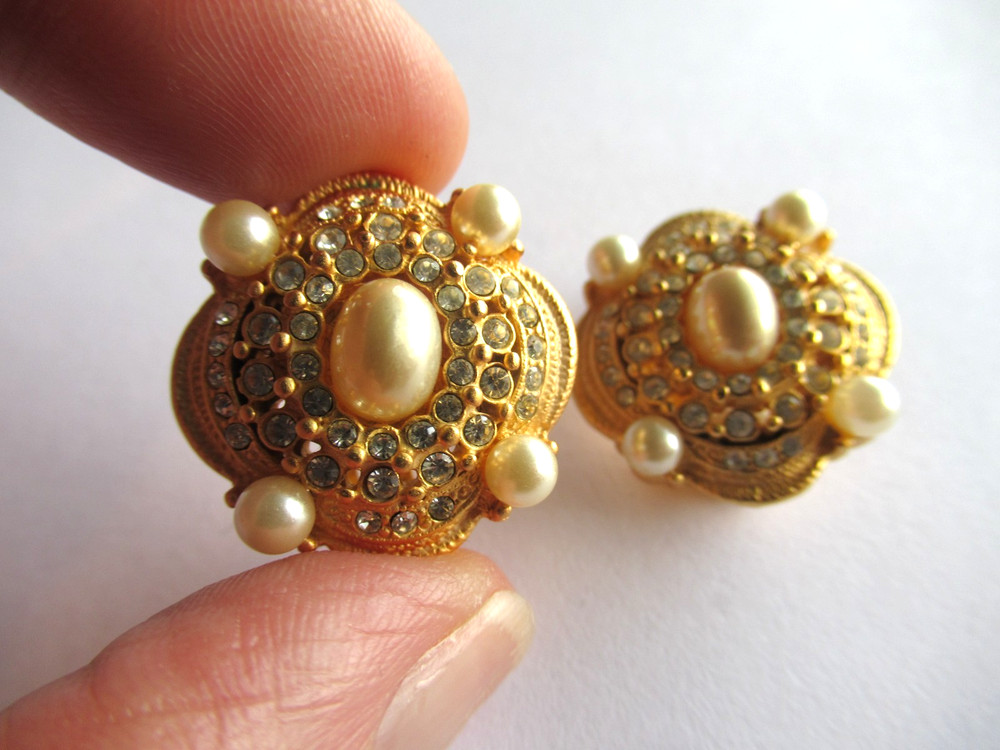 Carol Lee Satin gold plate Cabochon Pearl crystal clip earrings