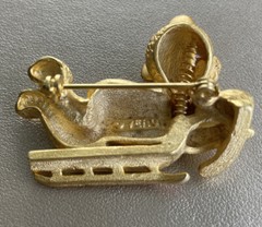 VINTAGE SIGNED VERO GOLD TONE BEAR ON SLED BROOCH PIN