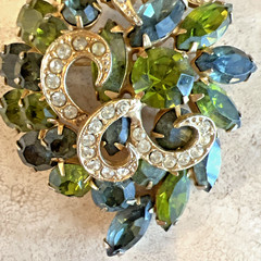 VINTAGE GREEN RHINESTONE FLOWER SWIRL BROOCH 2 1/2″ x 2″