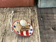 Miniature Life Like American Apple Pie On Plate Brooch Pin Vintage Ornament