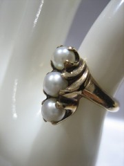 VINTAGE 10K YELLOW GOLD THREE PEARL RING SIZE 3.5