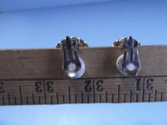 1 Pair Old Gold Tone Diamond Circle w/Pinkish Pearl Middle Clip On .75″in Wide