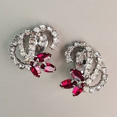 Vintage Hattie Carnegie Rhinestone Clip On Earrings Red Silver Tone Swirl 1 1/8″