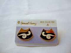 VINTAGE SAMUEL HUANG SIGNED DESIGNER CLOISONNE CLOUD FAN BLACK & WHITE EARRINGS