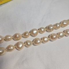 Vtg 1955-1969(C) Trifari Single Strand Pearl Gold Tone Spring Clasped Necklace