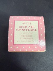 Avon Vintage 1979 Child’s Delicate Snowflake Pierced Earrings – Silvertone