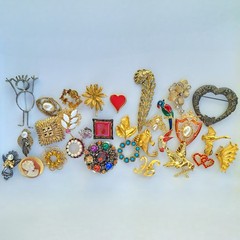 30 Vintage Brooch/Pins Lot–Some Signed—Goldtone Rhinestone Animals Cameo Flowers
