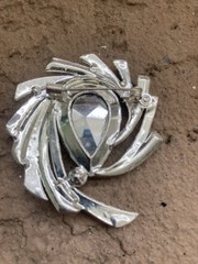 Large Silvertone Emerald GREEN RHINESTONE Marquis Swirled Pin Brooch